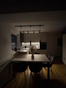 een keuken met een tafel en stoelen in een kamer bij Luxury Prime Apartments with Parking in Sarajevo