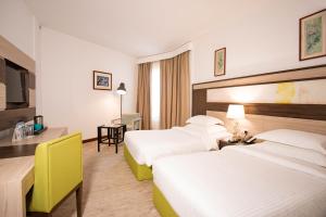 Postel nebo postele na pokoji v ubytování BM Beach Hotel