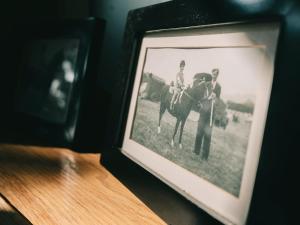 ein Schwarzweißfoto eines Kindes auf einem Pferd in der Unterkunft Southfield Cottage in Braunston