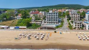 Luftaufnahme eines Strandes mit Liegestühlen und Sonnenschirmen in der Unterkunft La Boheme - Adults Only in Obsor