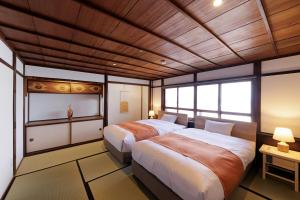 Nipponia Hotel 伊勢河崎 商人町客房内的一张或多张床位