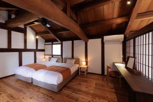 Nipponia Hotel 伊勢河崎 商人町客房内的一张或多张床位