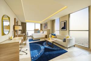 Χώρος καθιστικού στο voco Doha West Bay Suites by IHG