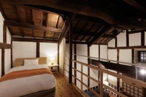 Nipponia Hotel 伊勢河崎 商人町客房内的一张或多张床位