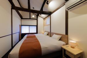Nipponia Hotel 伊勢河崎 商人町客房内的一张或多张床位