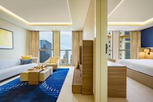 Postel nebo postele na pokoji v ubytování voco Doha West Bay Suites by IHG