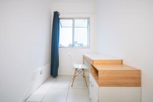 マンタにあるSuite Studio Mantaの窓際に椅子とデスクが備わる客室です。