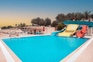 Bazén v ubytování BM Beach Hotel nebo v jeho okolí