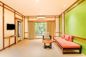 TV a/nebo společenská místnost v ubytování Dindi RVR, A Club Mahindra Associate Resort