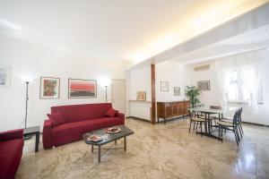 sala de estar con sofá rojo y mesa en Hotel Colombo, en Riccione