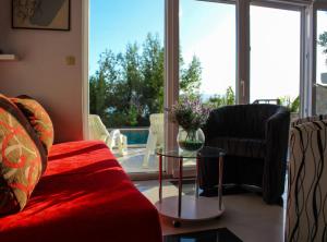 Χώρος καθιστικού στο Seafront Apartment Sea Relax with Private Pool Balcony