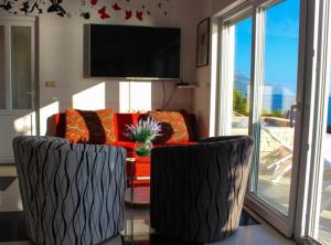 Χώρος καθιστικού στο Seafront Apartment Sea Relax with Private Pool Balcony +13 φωτογραφίες