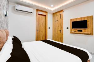 Collection O Ram Mandir Ayodhya Formerly Hotel Aarambh的电视和/或娱乐中心