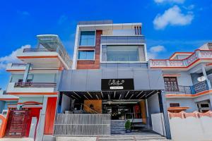 AyodhyaCollection O Ram Mandir Ayodhya Formerly Hotel Aarambh的正面有标志的建筑物