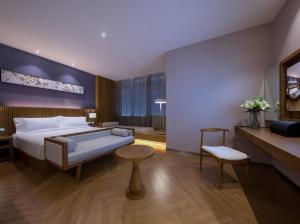 Un pat sau paturi într-o cameră la Crystal Orange Hotel Tianjin Jinghai Dongfanghong Road