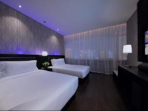 Un pat sau paturi într-o cameră la Crystal Orange Hotel Tianjin Jinghai Dongfanghong Road