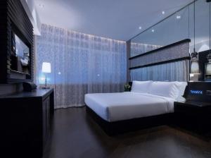 Un pat sau paturi într-o cameră la Crystal Orange Hotel Tianjin Jinghai Dongfanghong Road +7 fotografii