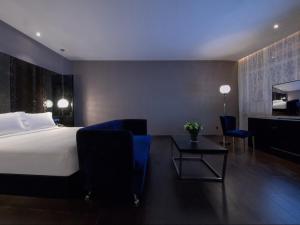 Un pat sau paturi într-o cameră la Crystal Orange Hotel Tianjin Jinghai Dongfanghong Road