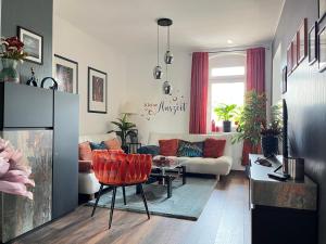 a living room with a couch and a table at Ferienwohnungen Auszeit in Chemnitz