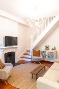 Posezení v ubytování Stylish 3BR Paddington Townhouse