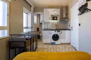 マドリードにあるUrban Nest China Townの部屋に洗濯機と乾燥機を備えたキッチン +15枚の写真