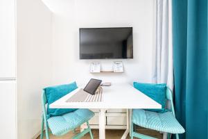 Телевизор и/или развлекательный центр в Bungalow Green Oasis Club