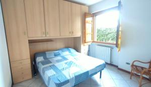 une petite chambre avec un lit et une fenêtre dans l'établissement Casa Irene Marina di Massa, à Marina di Massa