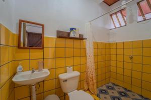 A bathroom at An apartment with an ocean view in Playa Islita
