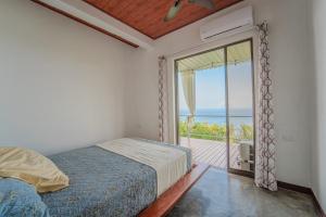 A bed or beds in a room at An apartment with an ocean view in Playa Islita