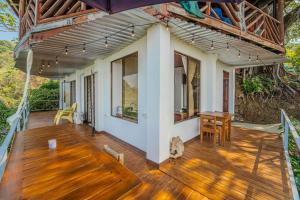 A balcony or terrace at An apartment with an ocean view in Playa Islita