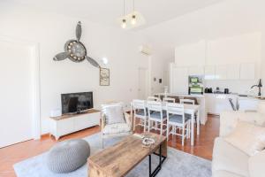 ein Wohnzimmer mit Sofa und Tisch in der Unterkunft Casa delle brezze - A due passi dalla riva in Olbia