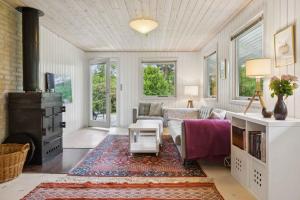 Μια τηλεόραση ή/και κέντρο ψυχαγωγίας στο Cozy And Well-Appointed Summer House In Hornbæk
