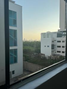une vue depuis une fenêtre d'un bâtiment dans l'établissement Edificio frente a la playa en cartagena, marbella, à Carthagène des Indes