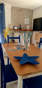 Μια τηλεόραση ή/και κέντρο ψυχαγωγίας στο Casa Vacanze SANTAFE'- ATTICO a due passi dal Mare - PARCHEGGIO Privato