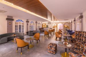 Ruang duduk di Nirantara Resort & Spa