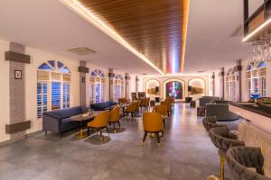 Ruang duduk di Nirantara Resort & Spa