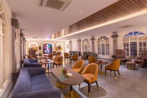 Ruang duduk di Nirantara Resort & Spa