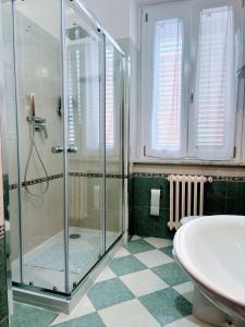łazienka z przeszkloną kabiną prysznicową i umywalką w obiekcie Pasubio House Intero appartamento w mieście Campobasso +16 zdjęć