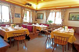 Restaurace v ubytování Gasthof Weissl