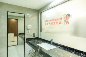 Koupelna v ubytování 万象海尔国际大酒店 瓦岱机场店提前预约免费接送机