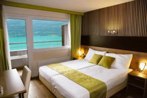 Letto o letti in una camera di Hotel Lakeview bei Interlaken