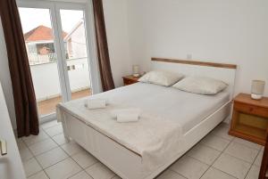 Postel nebo postele na pokoji v ubytování Apartments Lonić + 37 fotografií