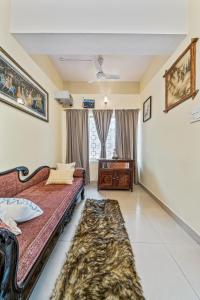 une chambre avec un lit et une grande fenêtre dans l'établissement Vintage Haven Leafy Getaway Luxury Villa in Indiranagar by Spacez, à Bangalore