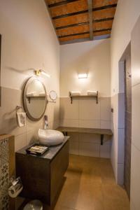 Bilik mandi di Nirantara Resort & Spa