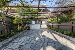 Κήπος έξω από το Adorable Modern Guesthouse 2