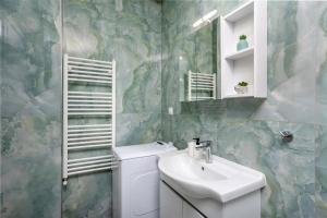 Ένα μπάνιο στο Adorable Modern Guesthouse 2 +15 φωτογραφίες