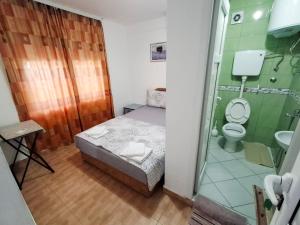 波德戈里察AS MONTENEGRO SUITES的小型浴室设有一张床和淋浴。