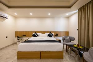 a bedroom with a king sized bed and a desk at Urban Oasis Modern 3BHK Apt in Gurgaon I Near Huda-Millennium Metro in Gurgaon