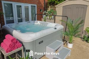 Fotografie z fotogalerie ubytování Pass the Keys Luxury Villa with Hot Tub - 5 minutes to Legoland v destinaci Windsor