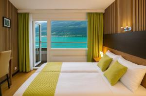 Letto o letti in una camera di Hotel Lakeview bei Interlaken